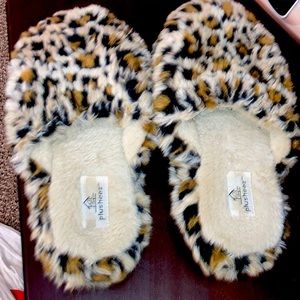 Calling Carole Baskins women’s slipper size large